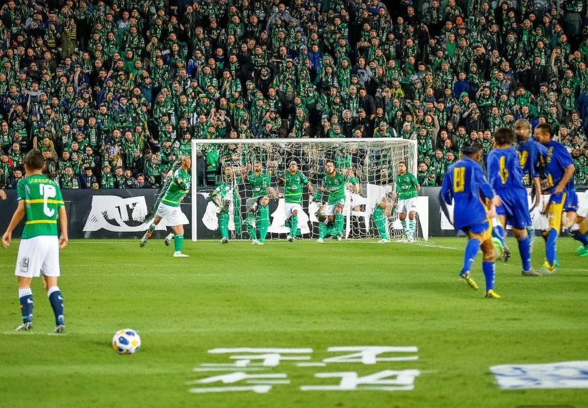 柏斯光荣VS蔚山现代：巅峰对决战术解析与赛况回顾(图1)